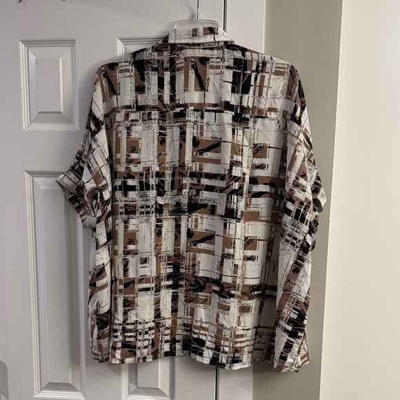 Abstract Patterned Button-Up Shirt - Picture 3 of 5